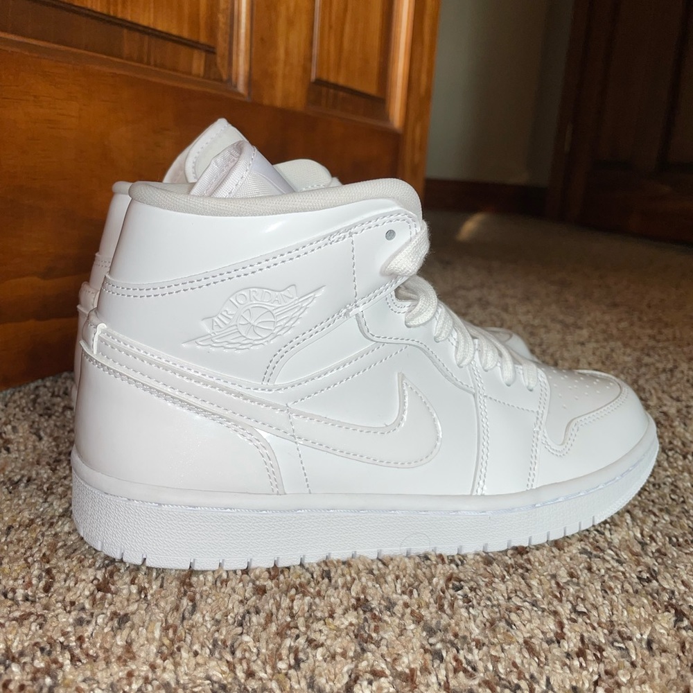 Women’s Air Jordan mid 1s